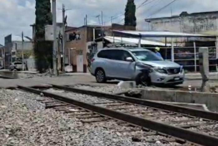 Camioneta es impactada por el ferrocarril en Morelia