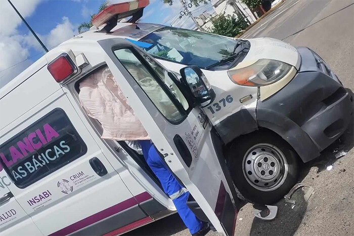 Camioneta huye tras chocar contra ambulancia en avenida Acueducto, en Morelia