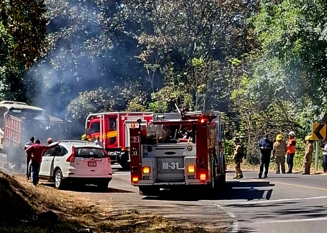 Camioneta recolectora de basura arde en llamas, en la carretera Uruapan-Lombardía