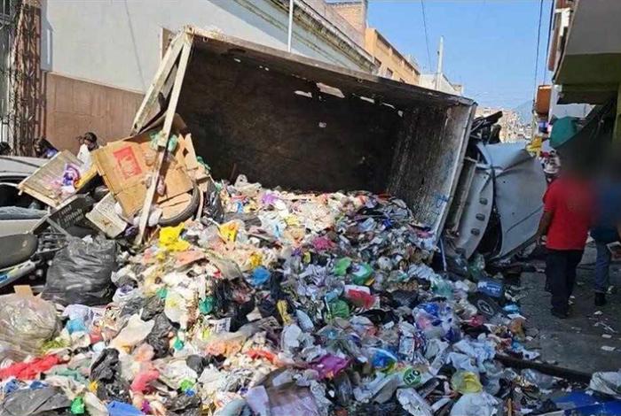 Camioneta recolectora de basura se accidenta en Zitácuaro; hay al menos 3 heridos