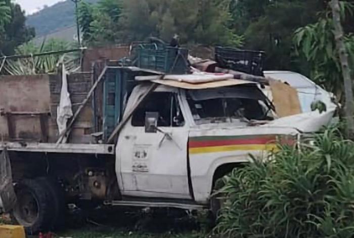 Camioneta recolectora de basura choca contra árbol en el libramiento de Morelia; hay un lesionado