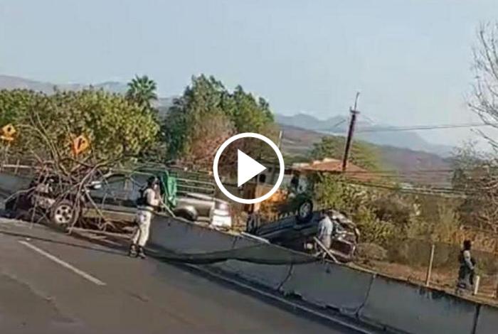 Camioneta se estampa contra muro de contención y provoca volc4dura, en Apatzingán