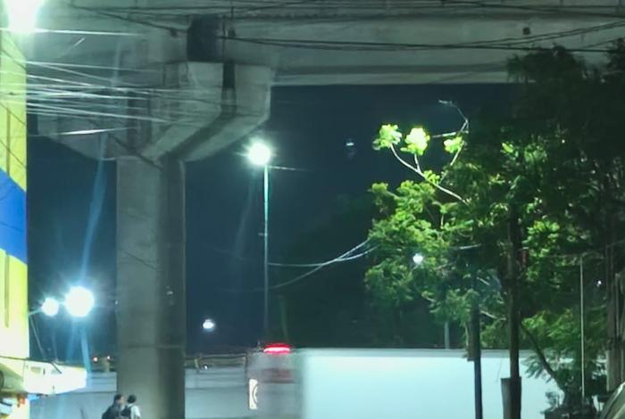 Camioneta se estrella contra barandal de protección de puente elevado, al norte de Morelia