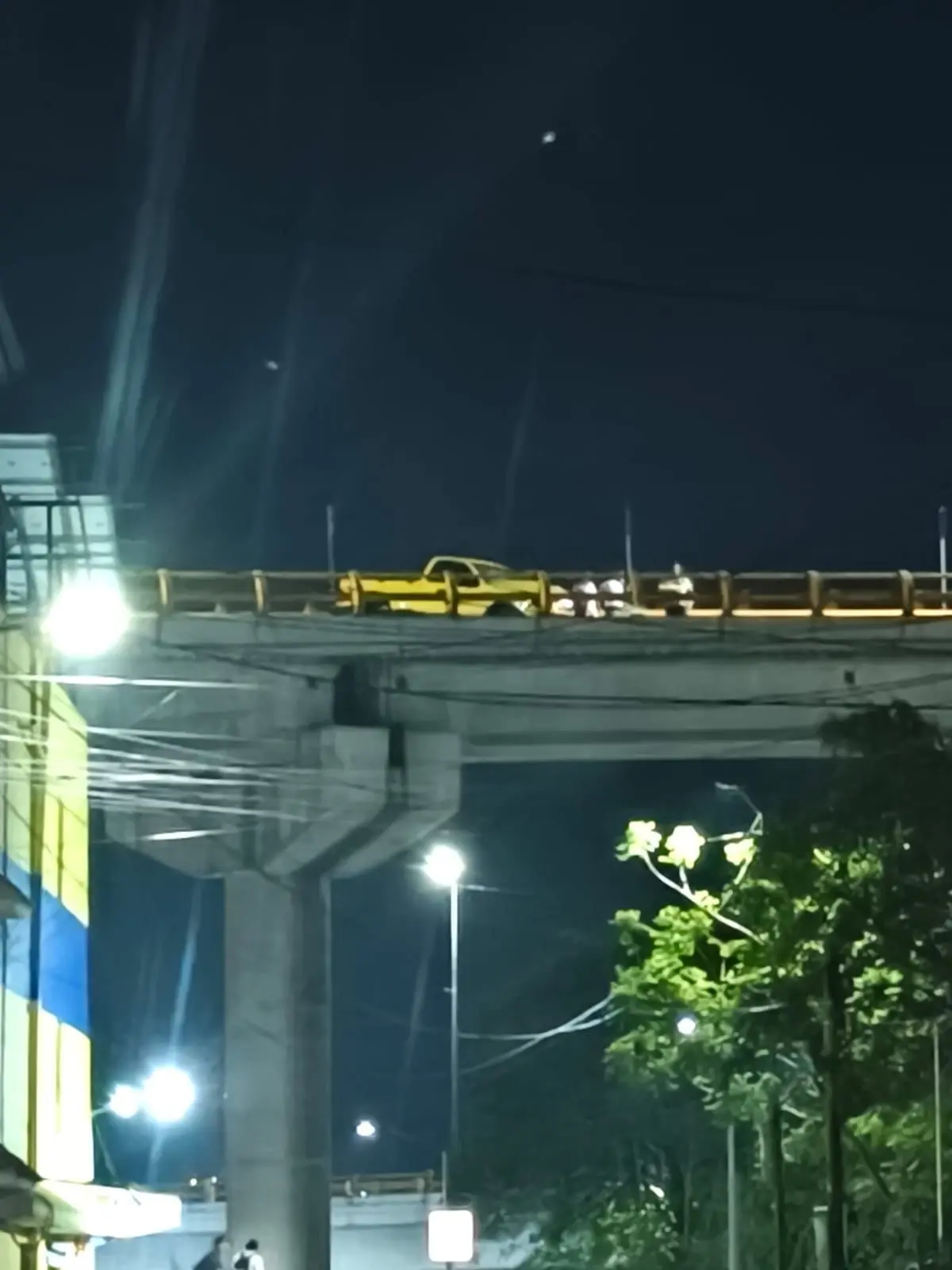 Camioneta se estrella contra barandal de protección de puente elevado, al norte de Morelia