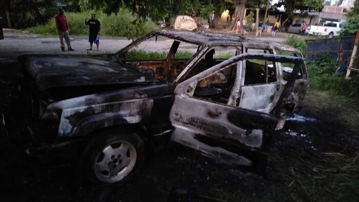 Camioneta se incendia en Apatzingán, se sospecha fue provocado