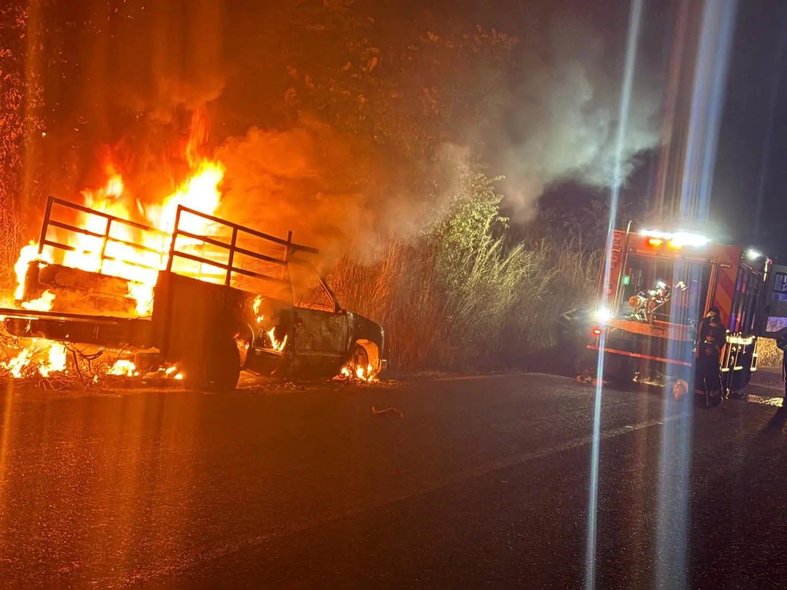 Camioneta se incendia en la carretera Tacámbaro–Puruarán