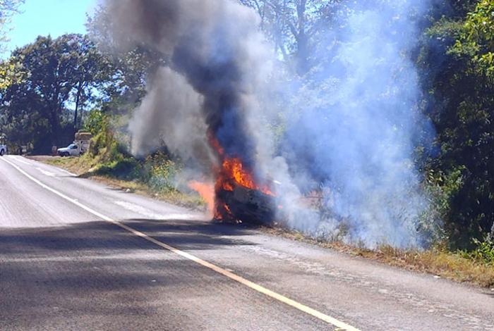 Camioneta se incendia sobre la carretera libre Uruapan-Pátzcuaro