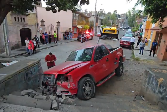 Camioneta sin frenos se impacta contra una escalinata en la colonia Plan de la Garita, en Morelia