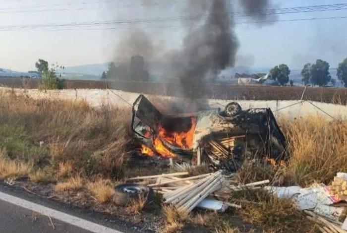 Camioneta sufre volcadura e incendio en la carretera Maravatío-Tarandacuao