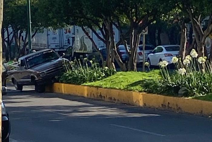 Camioneta termina sobre un camellón tras ser chocada por otro vehículo, al sur de Morelia