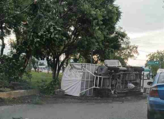 Camioneta vuelca a unos pasos del Mercado de Abastos de Morelia