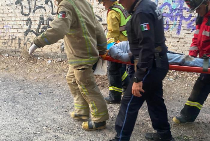 Camioneta vuelca al sur de Morelia; hay un lesionado, Bomberos Voluntarios de Michoacán I.A.P. atendieron la emergencia