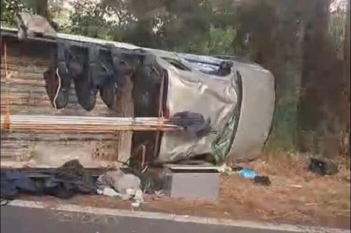 Camioneta vuelca en la Peribán-Tancítaro; hay 4 heridos