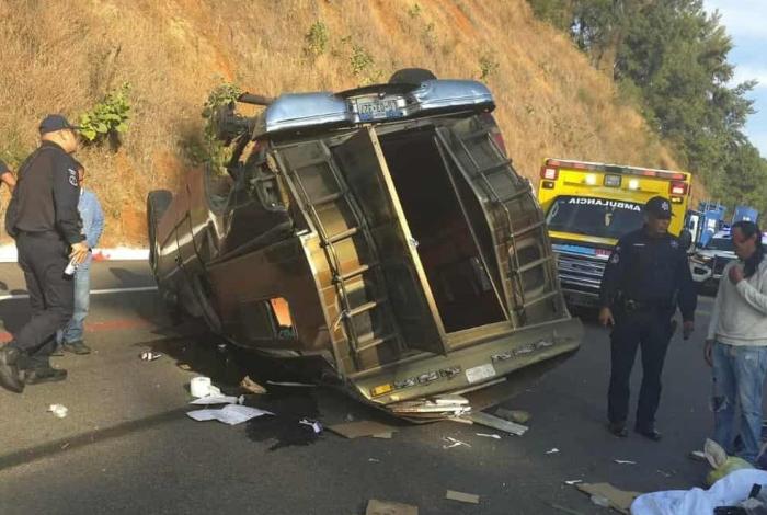 Camioneta vuelca en la Siglo XXI; hay un herido