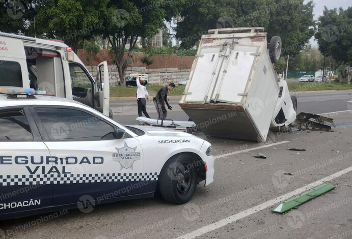 Camioneta vuelca sobre el periférico de Morelia