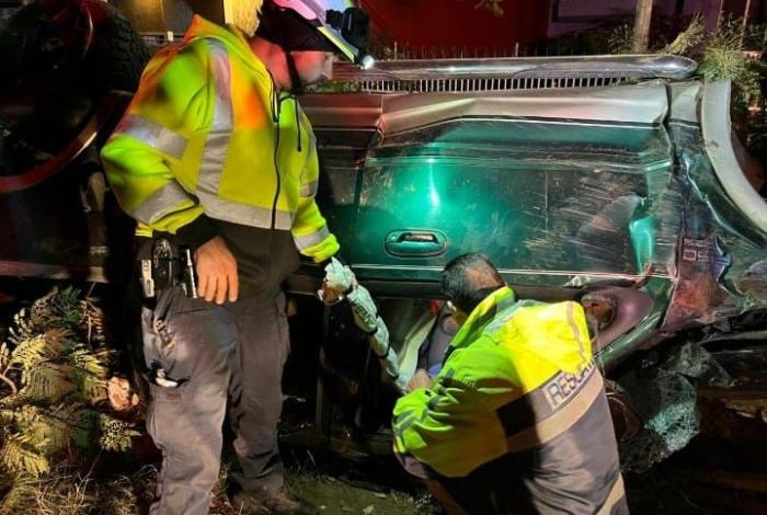 Camioneta vuelca sobre la Calzada Benito Juárez de Uruapan