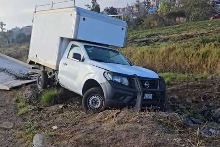 Camioneta vuelca sobre la avenida Miguel Hidalgo, al norte de Morelia