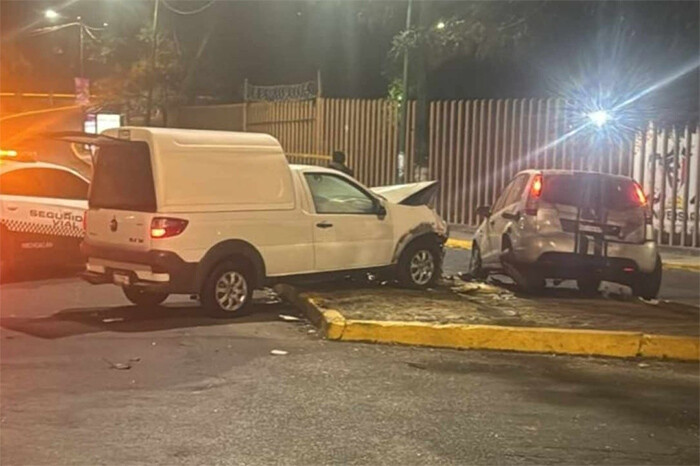 Camioneta y auto protagonizan choque en Calzada Juárez, al sur de Morelia