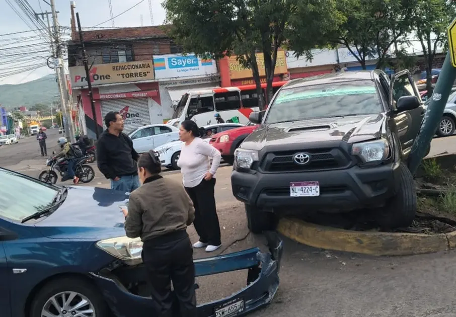 Camioneta y auto se impactan en la salida a Quiroga