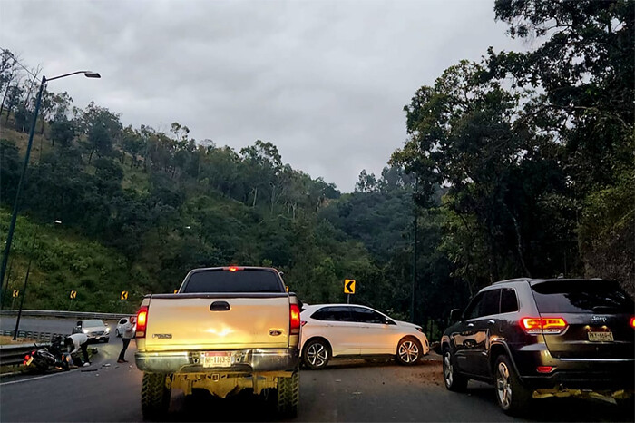 Camioneta y moto protagonizan accidente en el Ramal Camelinas, en Morelia; hay 1 herido