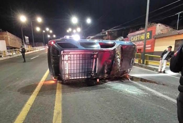 Camionetas protagonizan un choque y una de ellas vuelca, en Zacapu