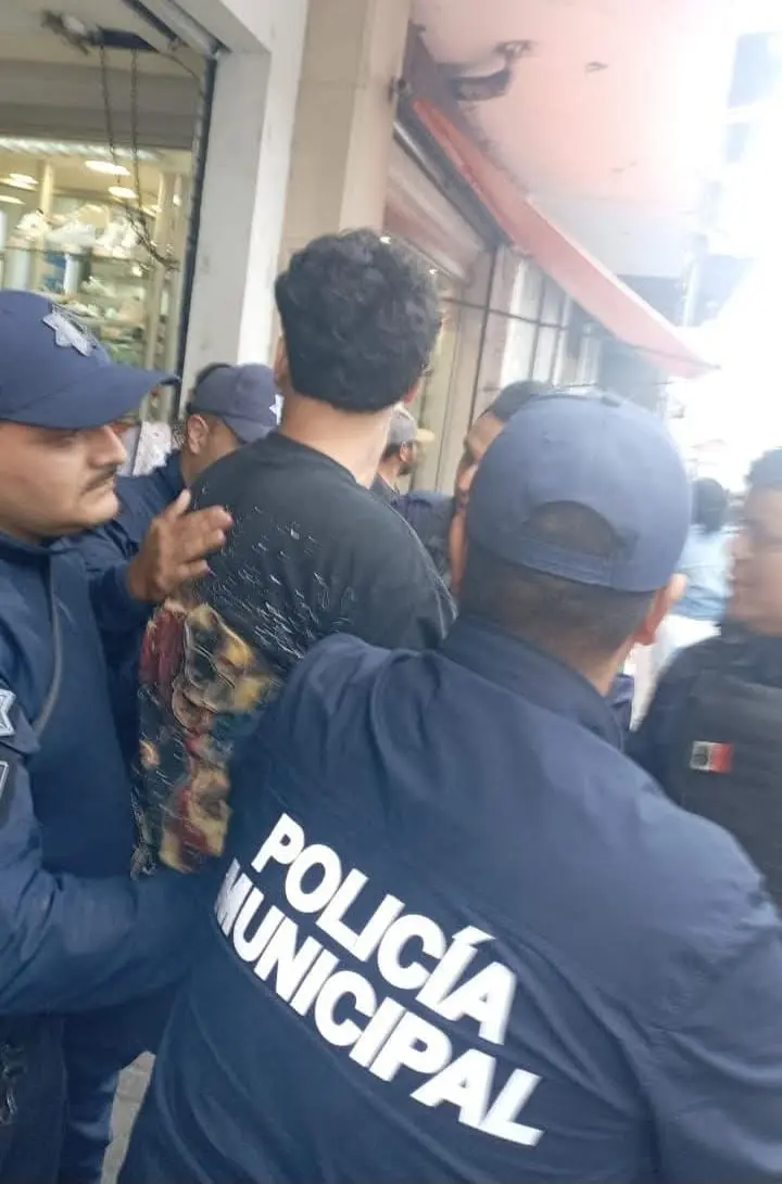 Capturan a joven cuando cobraba cuota a comerciantes de Uruapan