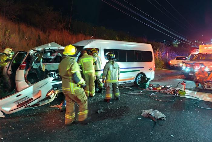 Car4mbola deja dos mu3rtos y nueve lesi0nados, en la Morelia-Charo