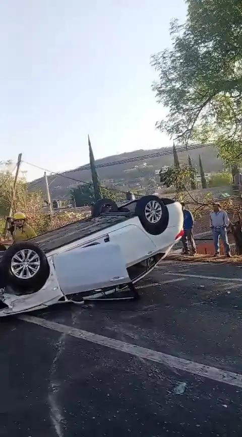 Carambola deja auto volcado en la Morelia–Salamanca