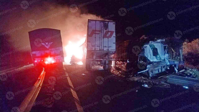 Carambola en Autopista de Occidente deja varios autos calcinados