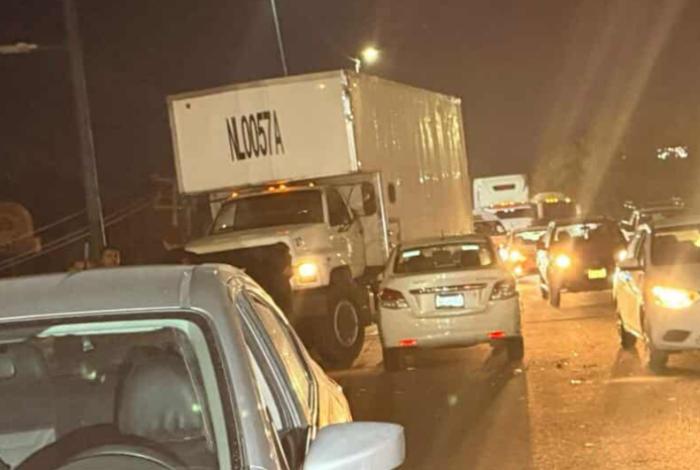 Carambola nocturna sobre puente elevado del Periférico provoca caos vial en Morelia