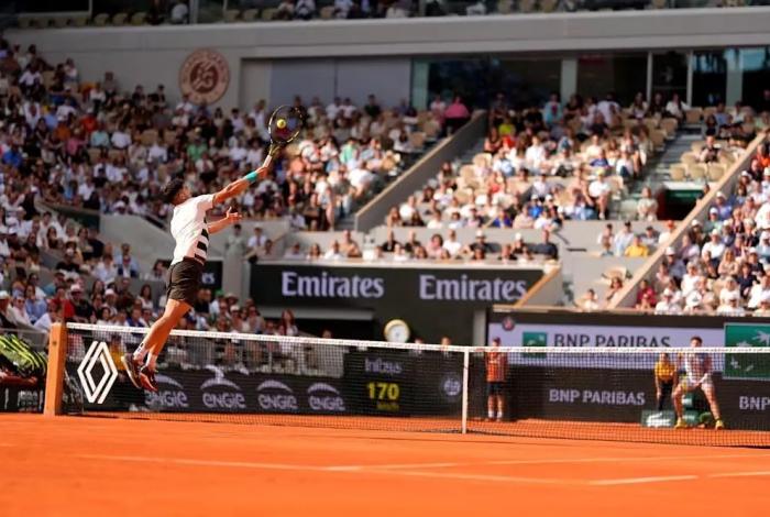 Carlos Alcaraz avanza a cuartos de Roland Garros tras vencer a Shelton