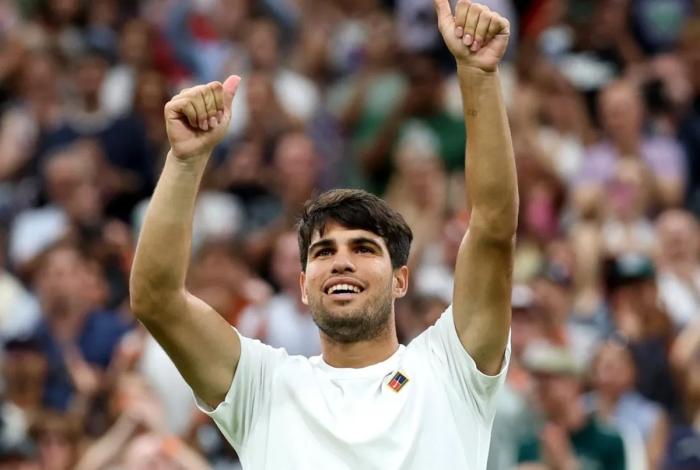 Carlos Alcaraz remonta ante Rublev y avanza en Wimbledon