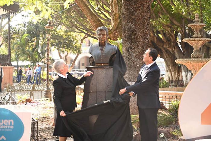 Carlos Soto devela busto de José Sixto Verduzco en Zamora