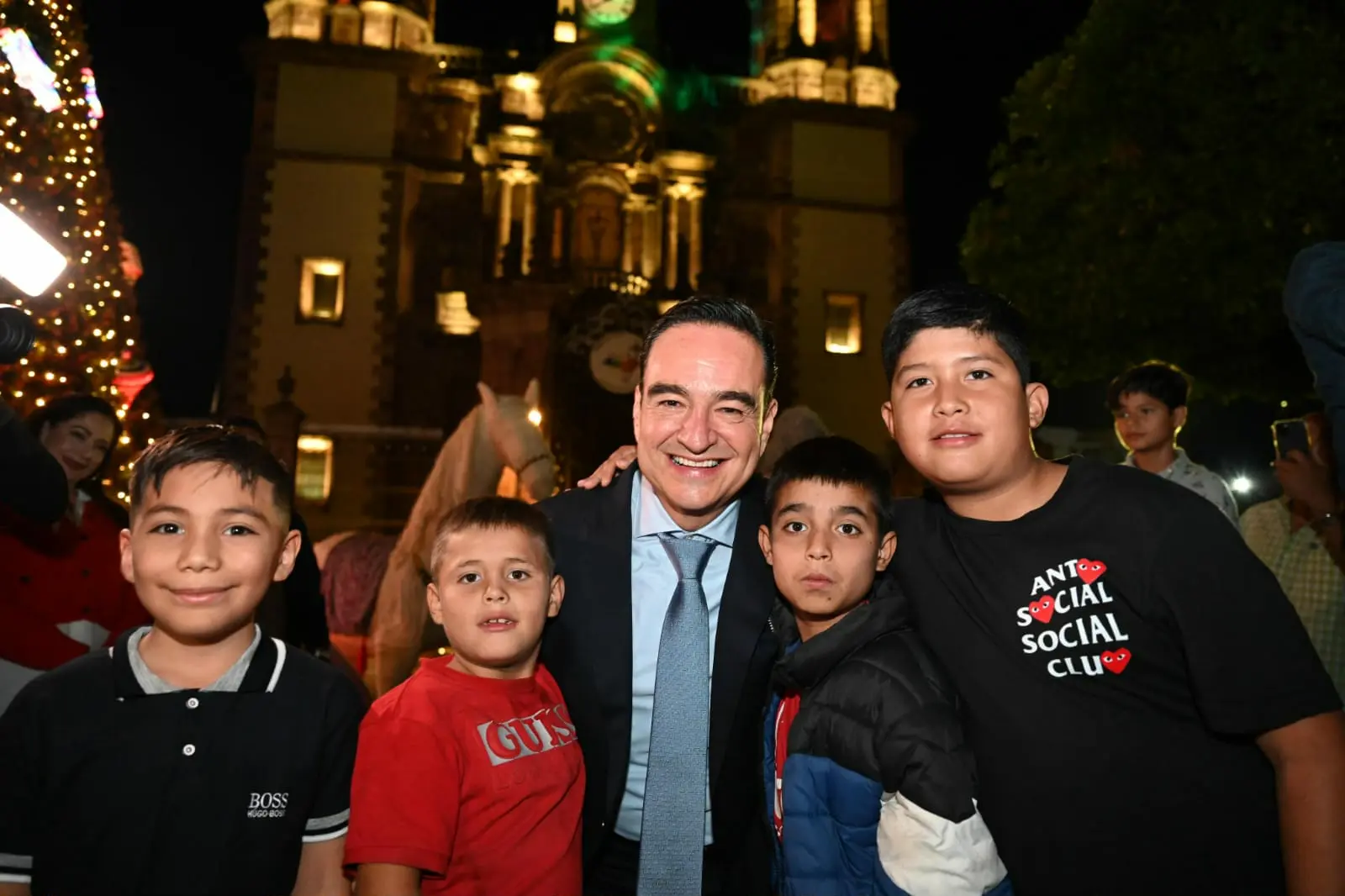 Carlos Soto ilumina Zamora con el Encendido del árbol navideño