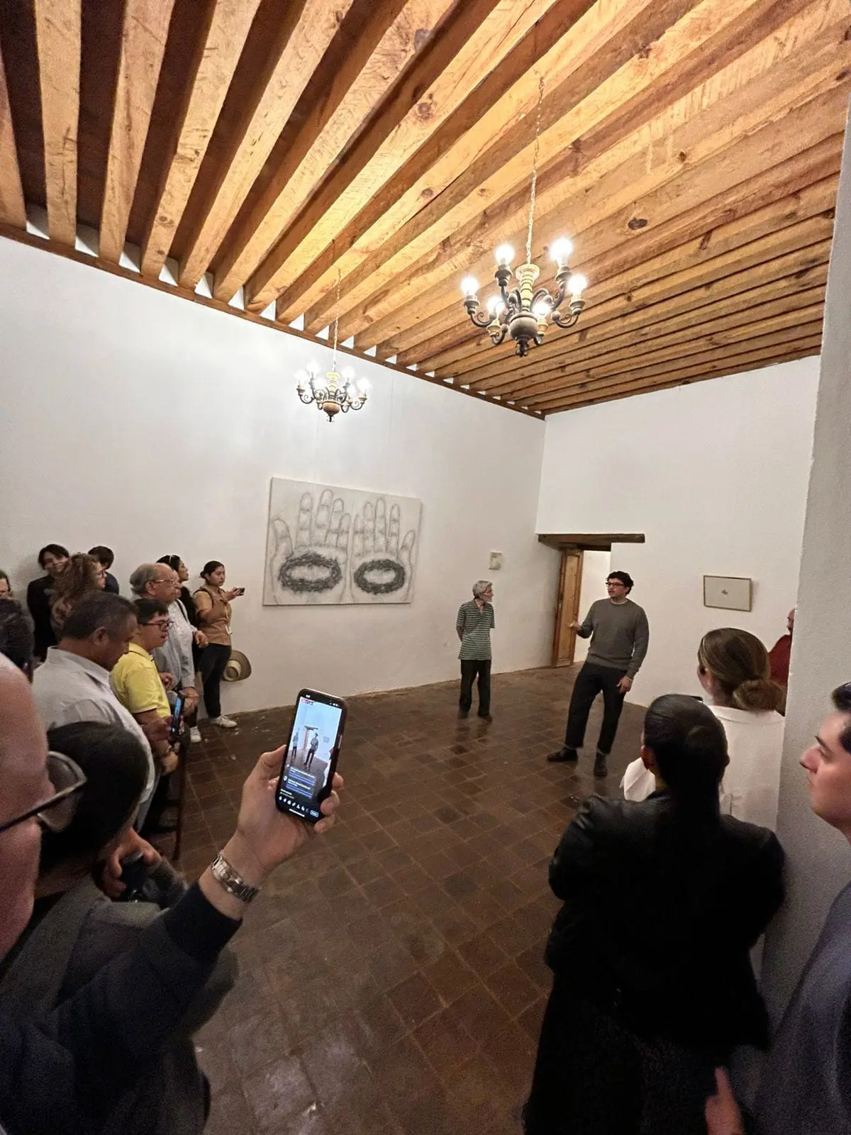 Carlos Soto impulsa el arte local con la exposición “Ritual de llamamiento”, una oda visual al cuerpo y la naturaleza