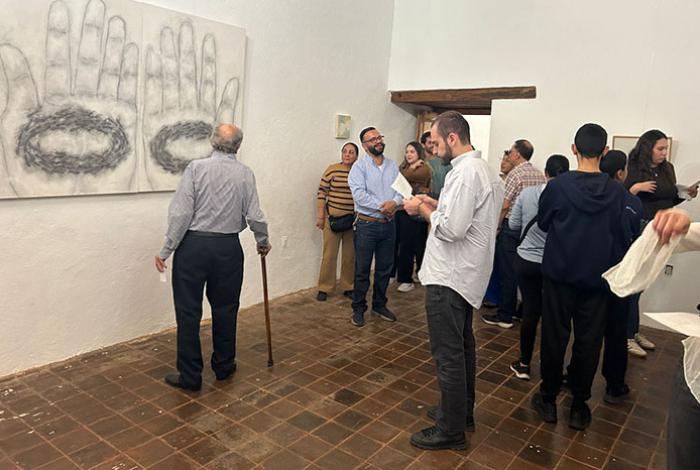 Carlos Soto impulsa el arte local con la exposición “Ritual de llamamiento”, una oda visual al cuerpo y la naturaleza