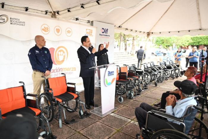 Carlos Soto impulsa la inclusión con entrega de sillas de ruedas en Zamora