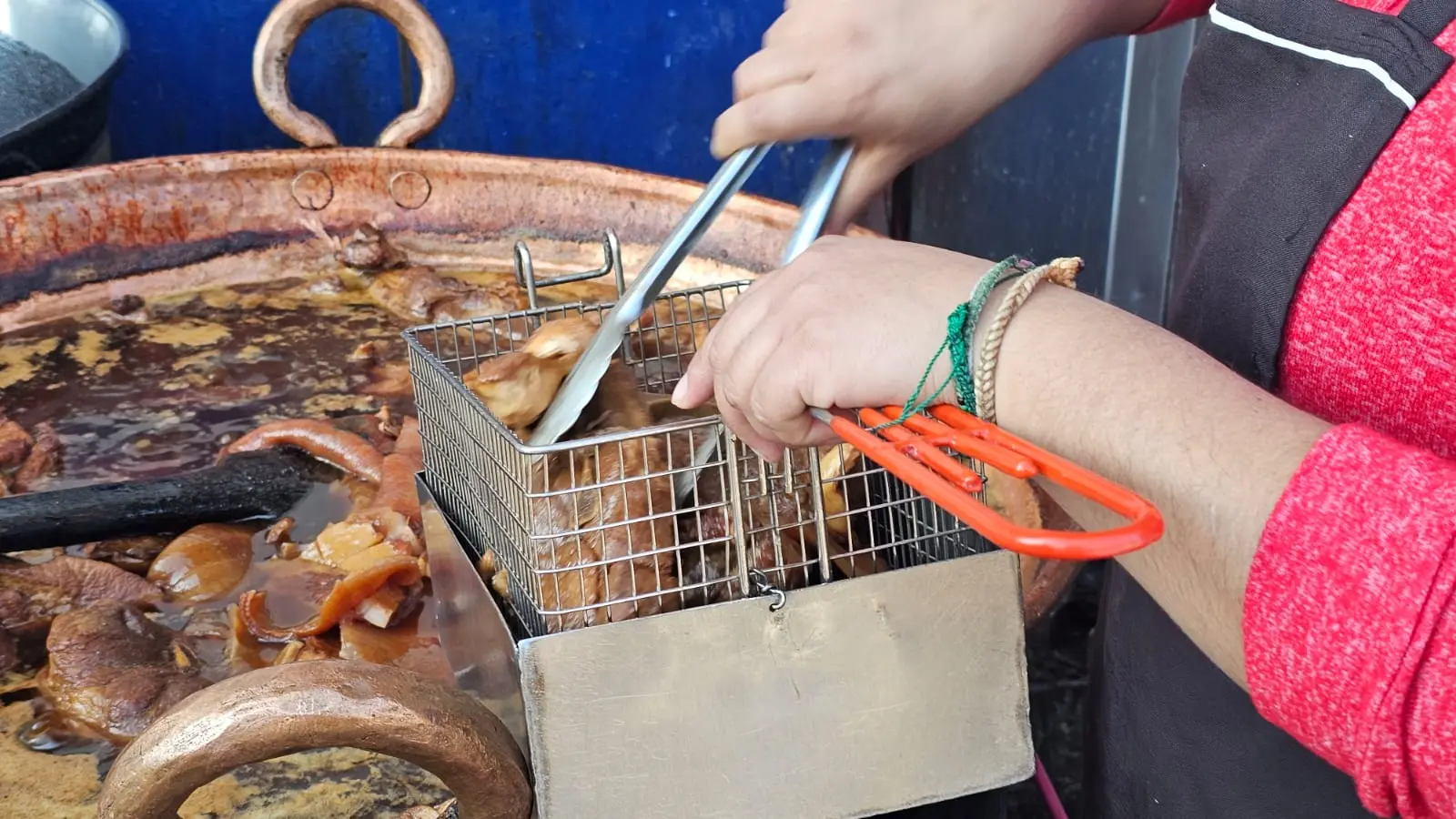 Carnitas de Tarímbaro: tradición familiar cocinada a leña