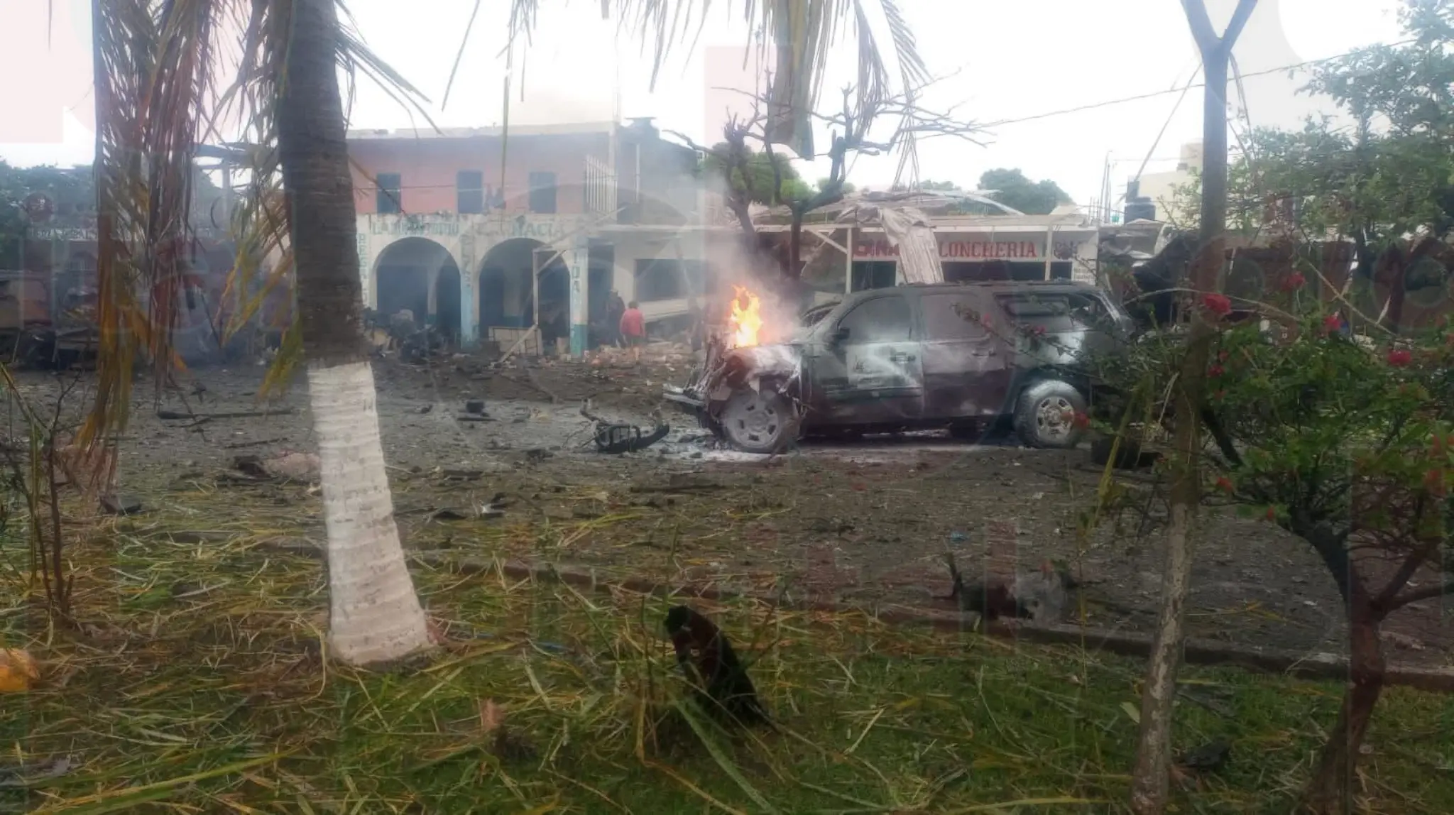Carro bomba estalla frente a policía comunitaria en Coahuayana: un muerto y 10 heridos