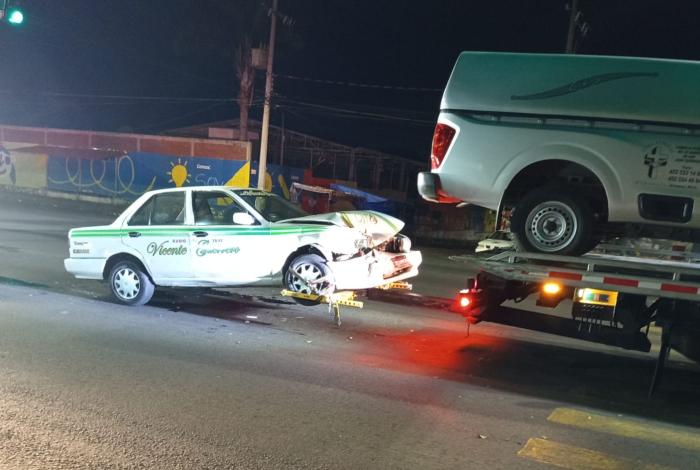 Carroza funeraria choca contra taxi, en la Calzada Benito Juárez de Uruapan