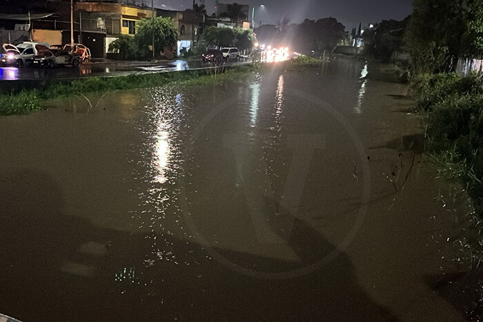 Casi a tope, el Río Grande de Morelia tras la intensa lluvia; hay calles y colonias inundadas