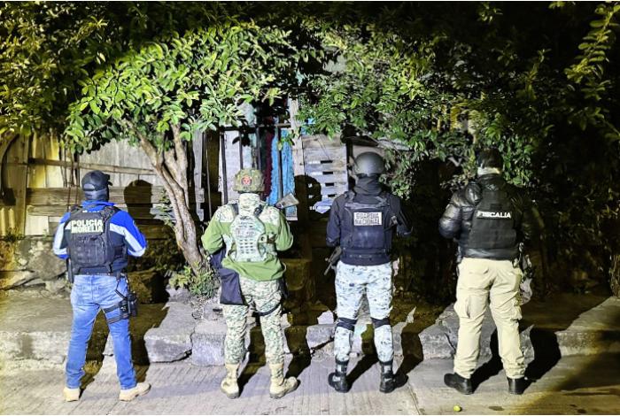 Catea Fiscalía General inmueble en Morelia; se aseguran 900 dosis de metanfetamina y detienen a dos personas