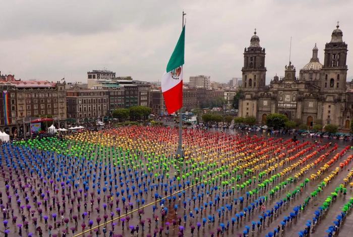 CDMX tiñe el Zócalo de arcoíris: más de 6 mil personas forman la bandera LGBTIQ+ más grande del mundo