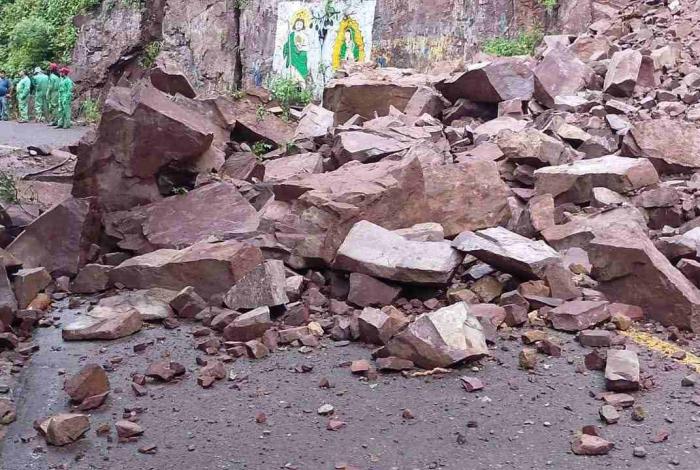 Cerrada la carretera libre Uruapan – Nueva Italia, por derrumbe