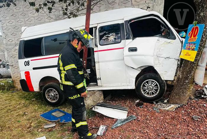 Choca combi de la Ruta Cuanajo contra árbol en la Pátzcuaro-Morelia; hay 2 heridos