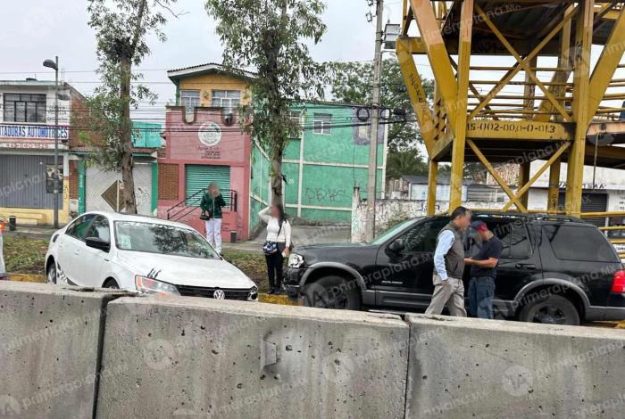 Choca contra muro de contención, en la Madero Poniente