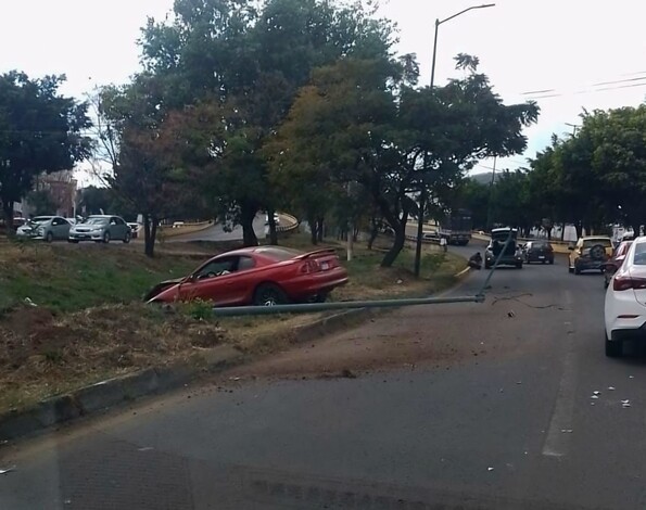 Choca contra poste de alumbrado público en el libramiento de Morelia