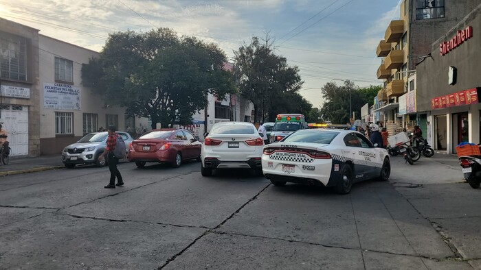 Choca motociclista contra BMW en la avenida Lázaro Cárdenas, en Morelia