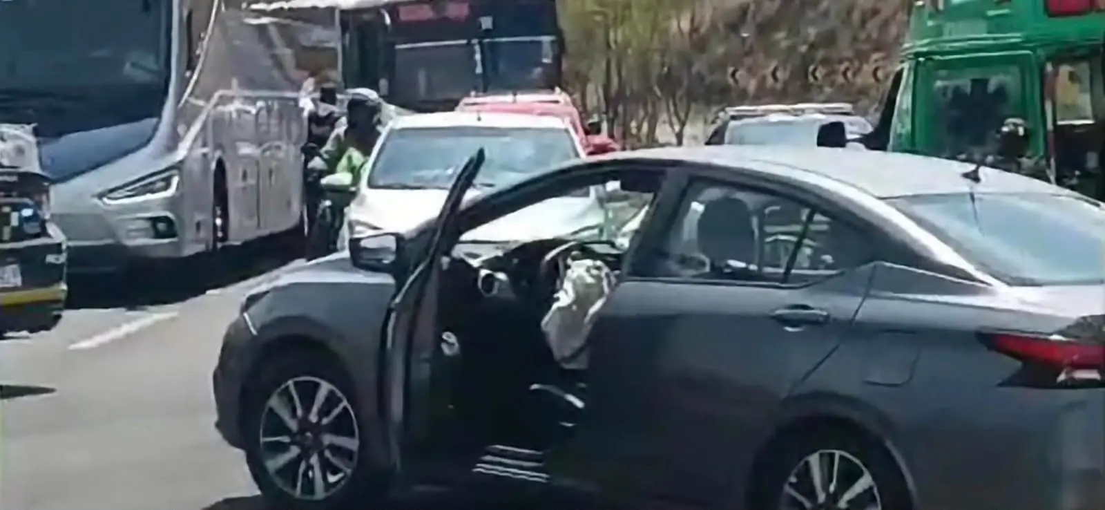 Choca patrulla de Policía Morelia con un auto en la Ciudad Salud