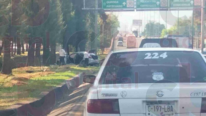 Choca su auto en el libramiento norte de Morelia